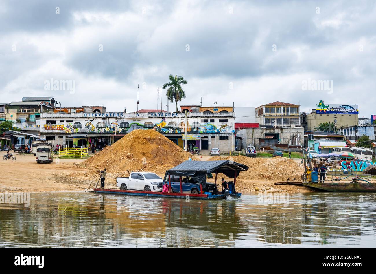 Passagiere und Fahrzeuge überqueren Rio de La Pasion in einer primitiven Fähre. Guatemala, Zentralamerika. Stockfoto