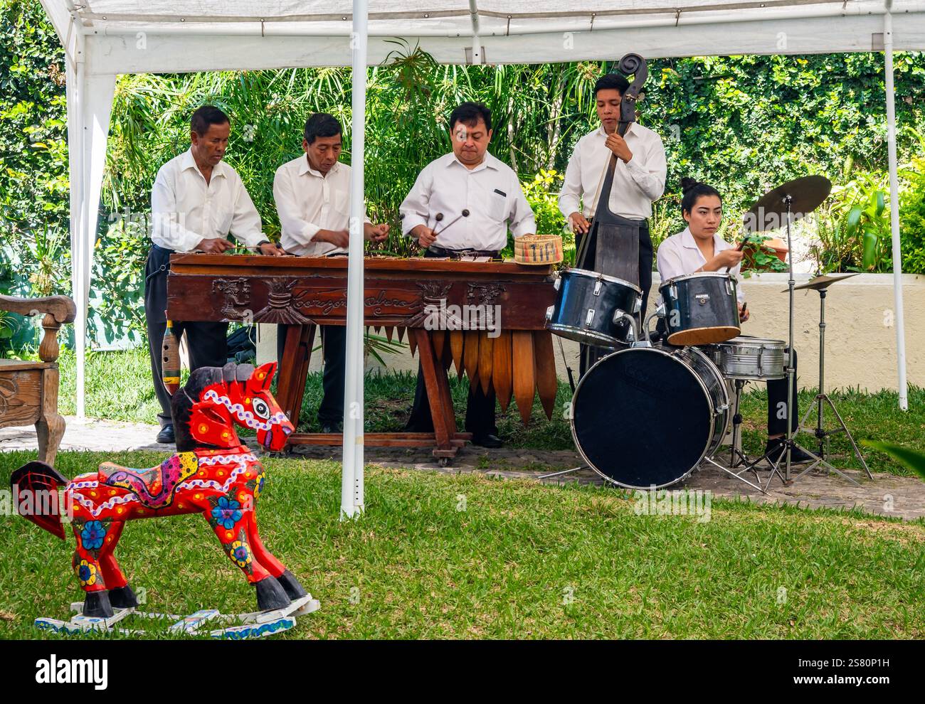 Eine Band, die traditionelle Maya-Musik spielt. Antigua, Guatemala, Zentralamerika. Stockfoto