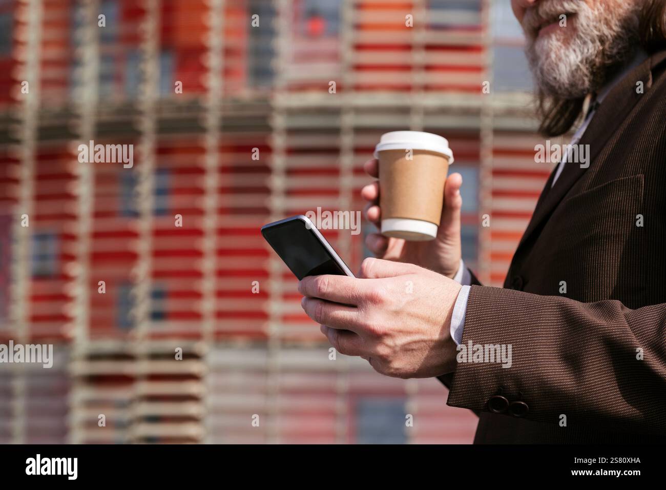 Nicht erkennbarer reifer Mann, der auf dem Handy surft Stockfoto