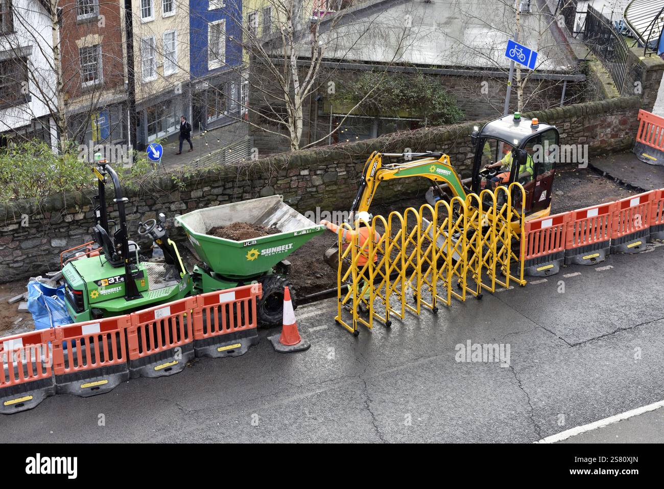 Straßenbauarbeiten mit einem Minibagger, Bristol Stockfoto