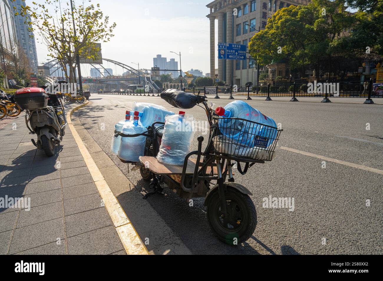 Shanghai, China. Januar 2025. Kraftfahrzeug zur Verteilung von Wasserkannen in einer Straße im Stadtzentrum Stockfoto