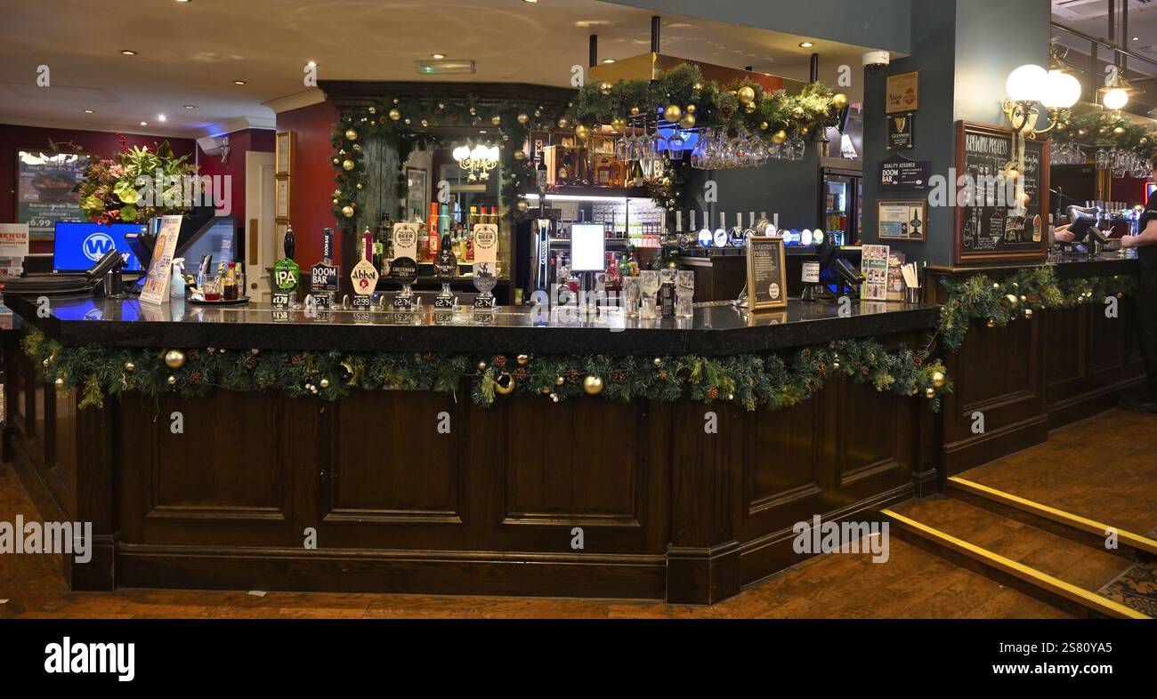Die Bar im JD Wetherspoon's Pub „The Bank House“ im Zentrum von Cheltenham, Großbritannien Stockfoto