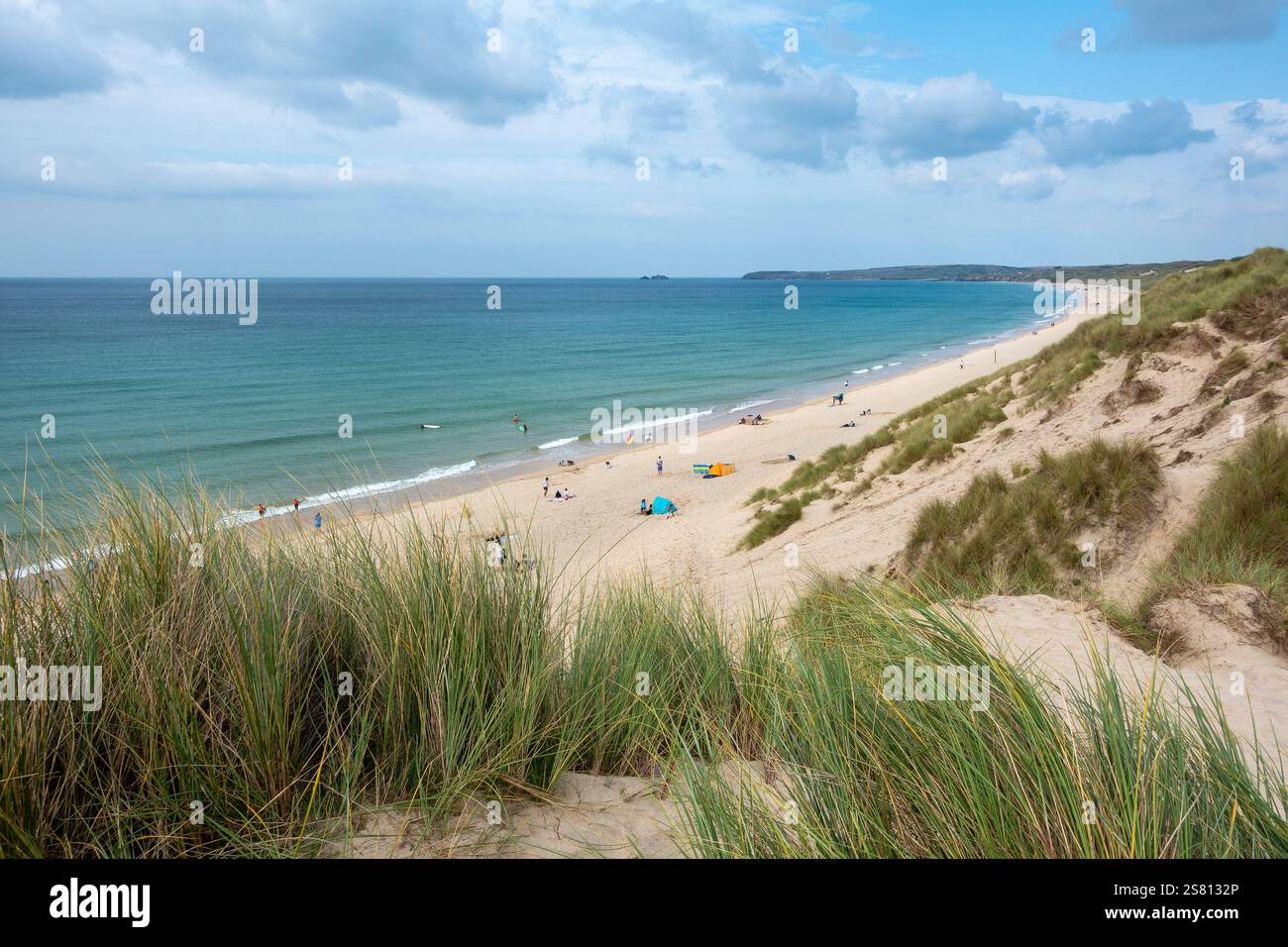 Familien genießen einen schönen Tag am Mexico Towans Beach in der Nähe von Gwithian in Cornwall, England, Großbritannien Stockfoto