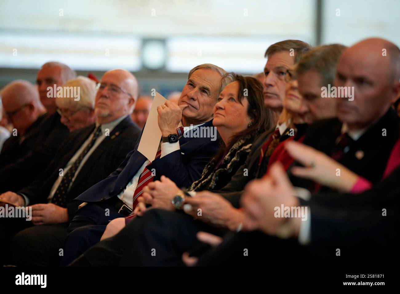 Washington, DC, USA. Januar 2025. Der Gouverneur von Texas Greg Abbott (R) wird am Montag, den 20. Januar 2025, in einem Überlaufraum für die Einweihungszeremonie des designierten Präsidenten Donald Trump in der Emanzipation Hall des US-Kapitols in Washington, DC, gesehen. Greg Nash/Pool/The Hill (Foto: Greg Nash/Pool/SIPA USA) Credit: SIPA USA/Alamy Live News Stockfoto