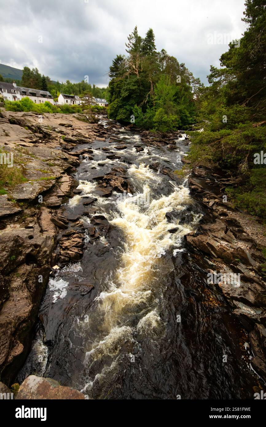 Wasserfälle von Dochart aus Sicht der Bridge of Dochartholiday Base im Dorf Killin an einem bewölkten Tag, Perthshire, Schottland, Großbritannien Stockfoto
