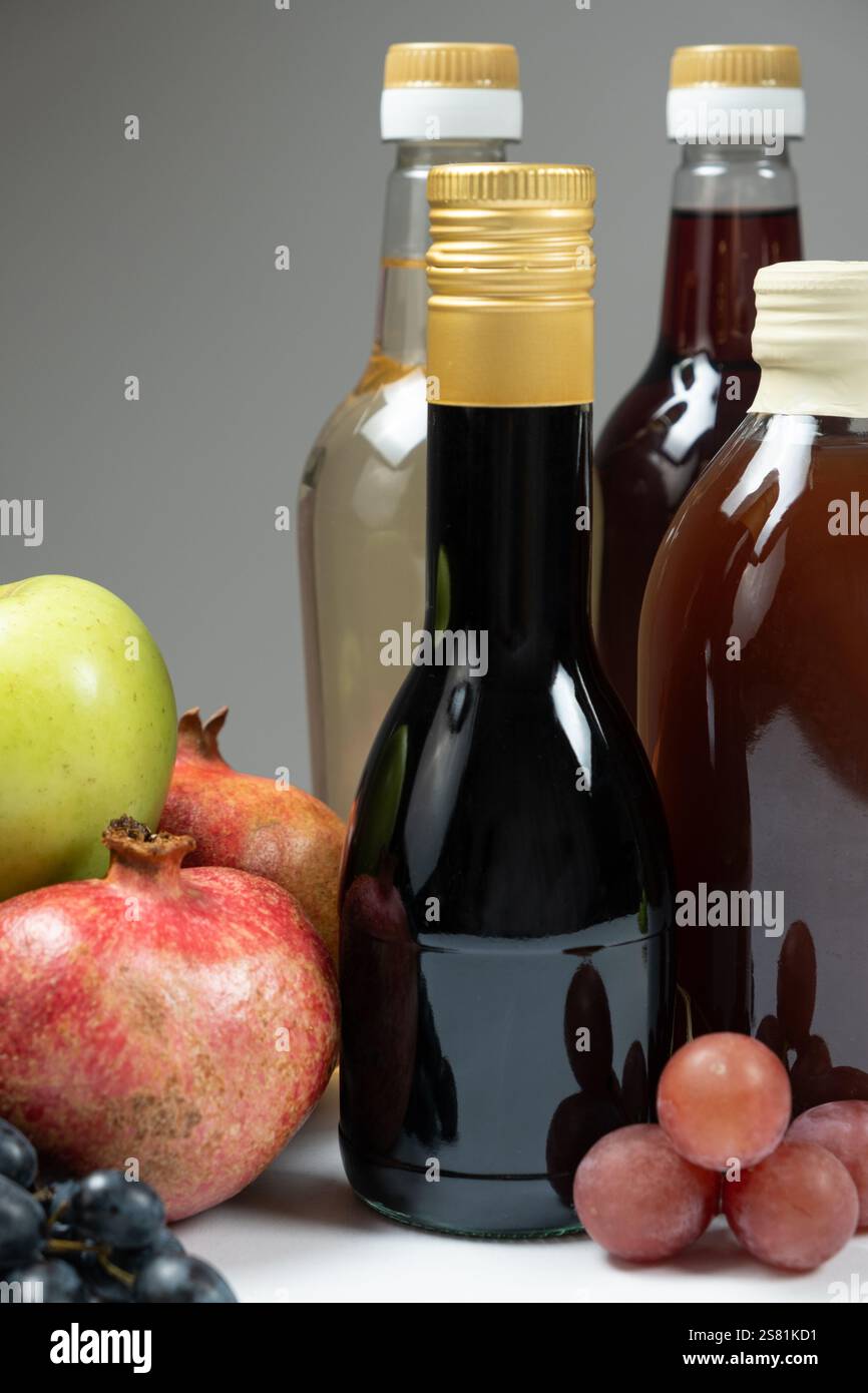 Verschiedene Essigsorten. Balsamico-, Granatapfel- und Apfelessig in Flaschen Stockfoto