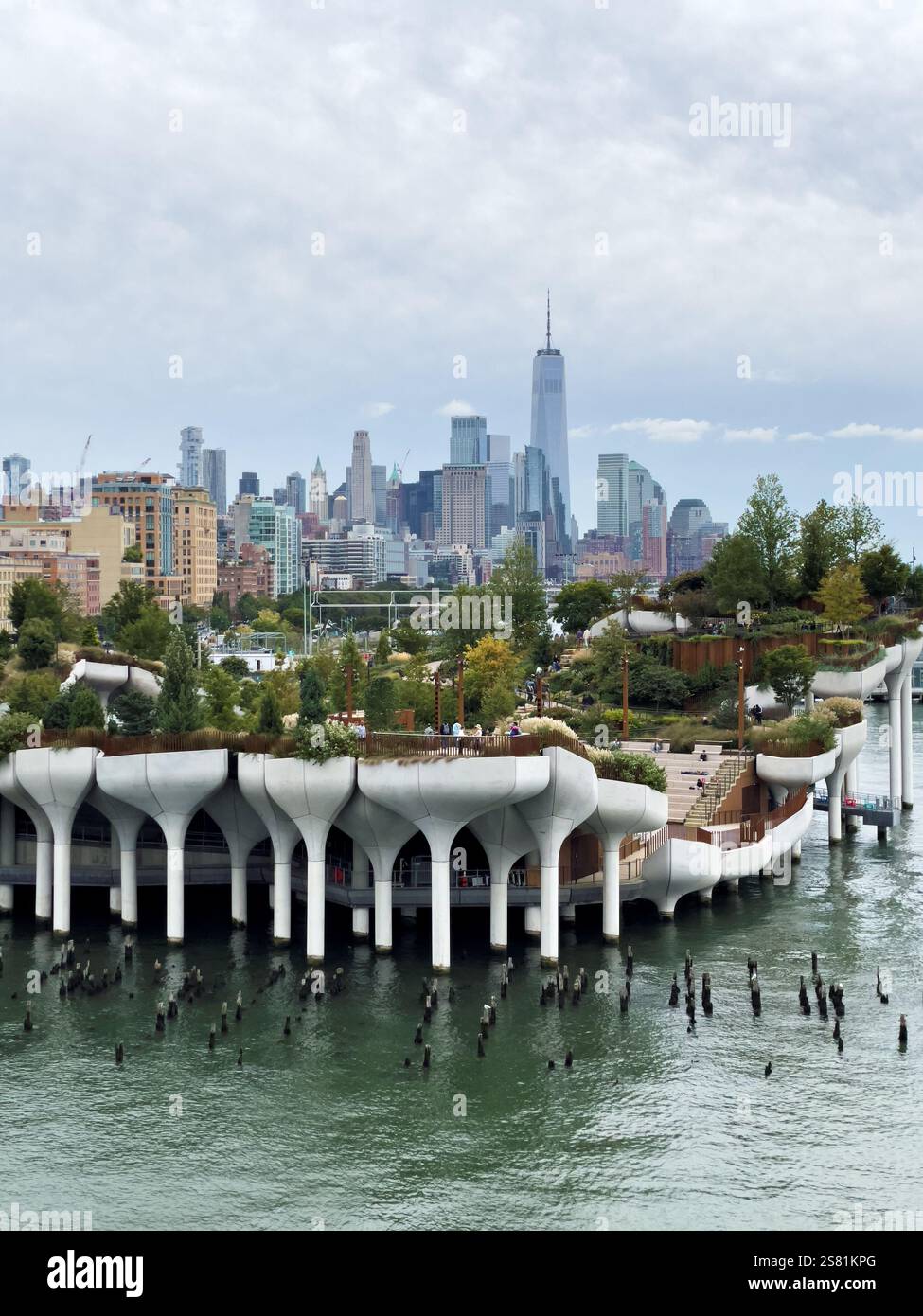 Hudson River Park in New York Little Island mit der Skyline von Lower Manhattan - Smartphone-aufgenommenes Stockfoto