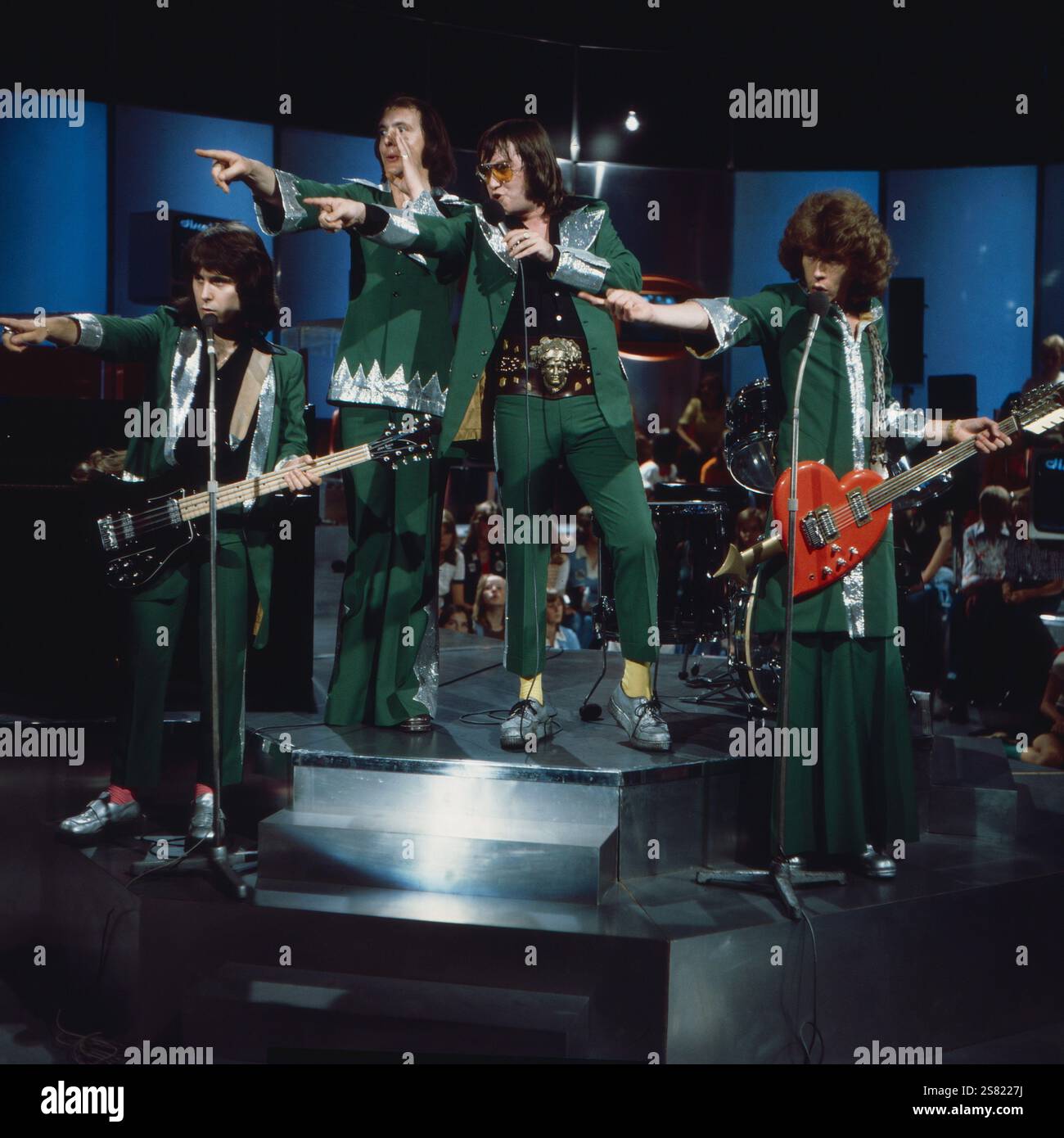 Britische Glam Rock Band Mud bei ihrem Auftritt in der ZDF Musiksendung 'Disco' vom 2. August 1975 mit ihrem Lied Oh Boy. Stockfoto