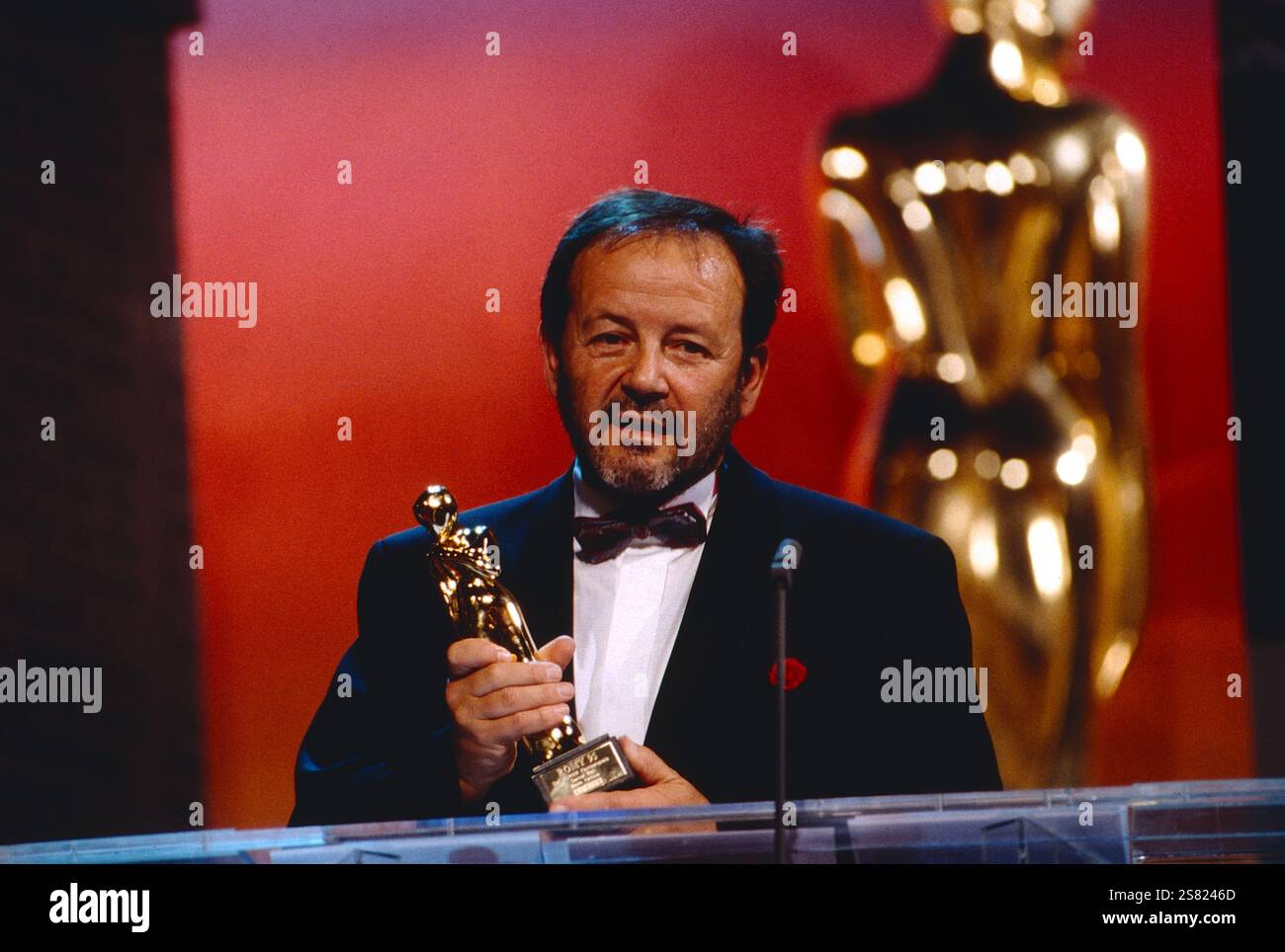 Verleihung des österreichischen Film- und Fernseh-Preises: Goldene Romy, 1995 in Wien an den deutschen Kameramann und Regisseur Gernot Roll, er erhält die Auszeichnung für Kamera und Co-Regie für den deutsch-französisch-österreichischen TV-Mehrteiler: Radetzkymarsch, gedreht 1994. Stockfoto