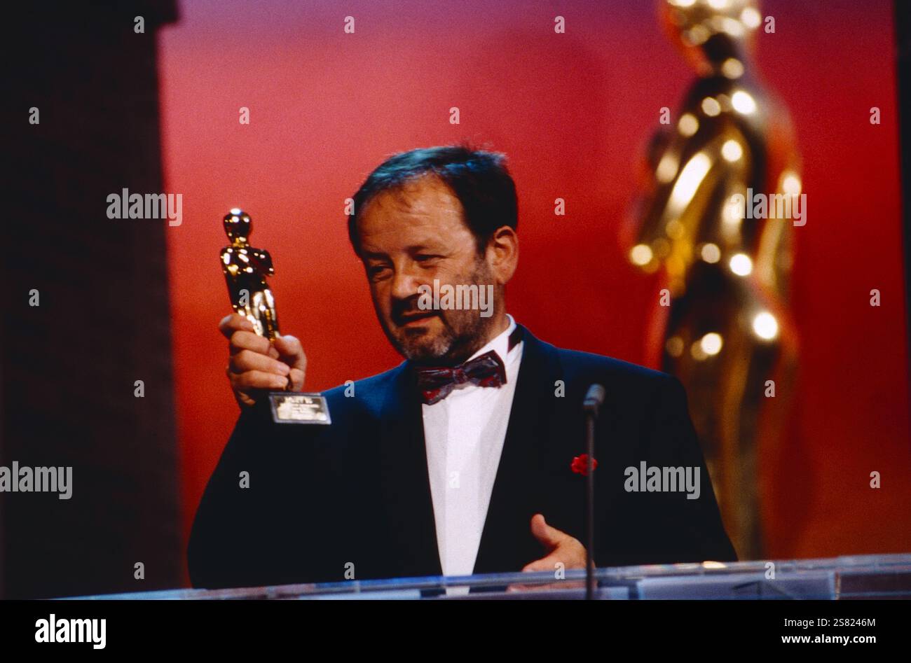 Verleihung des österreichischen Film- und Fernseh-Preises: Goldene Romy, 1995 in Wien an den deutschen Kameramann und Regisseur Gernot Roll, er erhält die Auszeichnung für Kamera und Co-Regie für den deutsch-französisch-österreichischen TV-Mehrteiler: Radetzkymarsch, gedreht 1994. Stockfoto