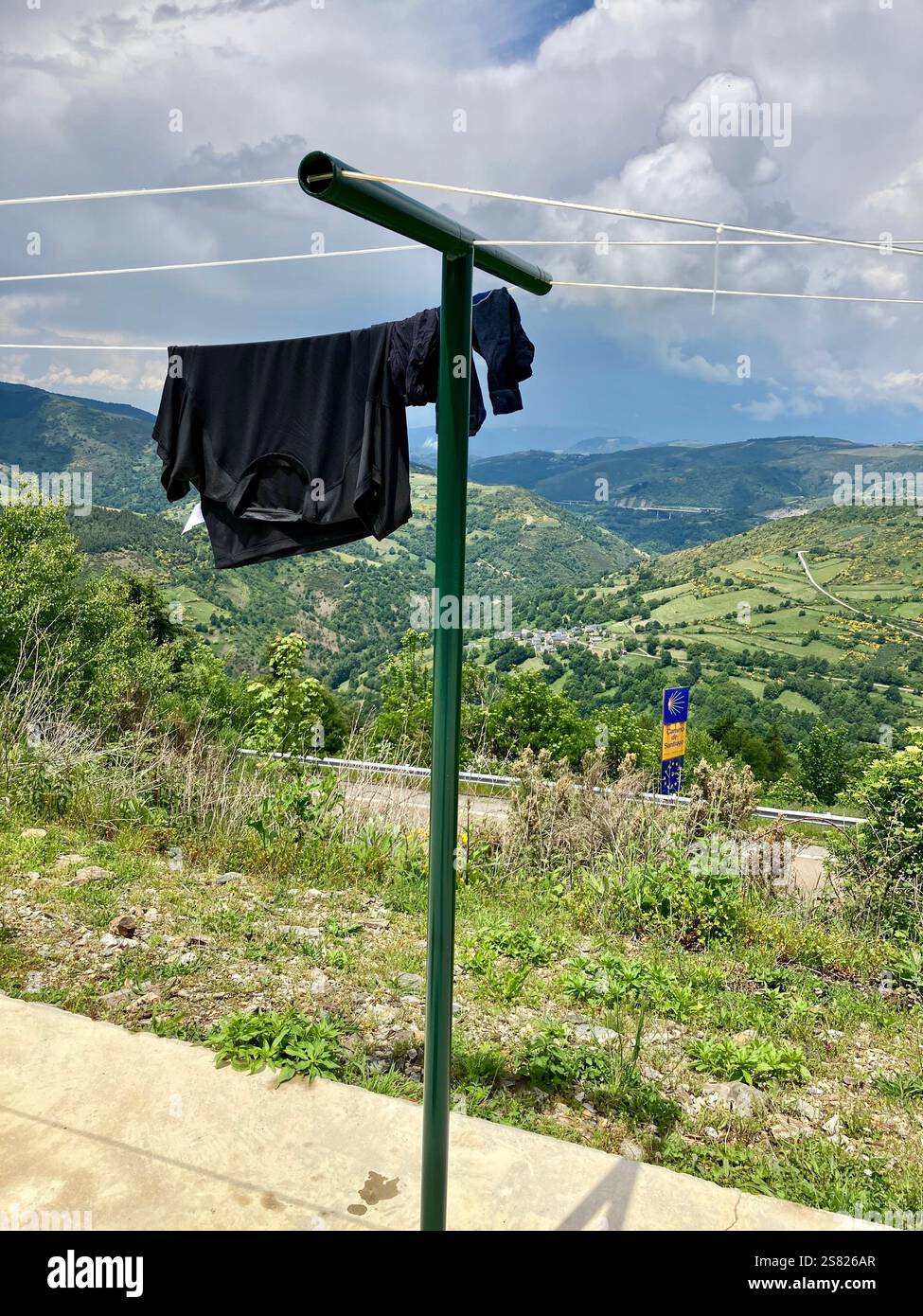 Waschen auf einer Linie im Municipal Hostal, O Cebreiro, Galicien, Spanien - Smartphone-aufgenommenes Stockfoto