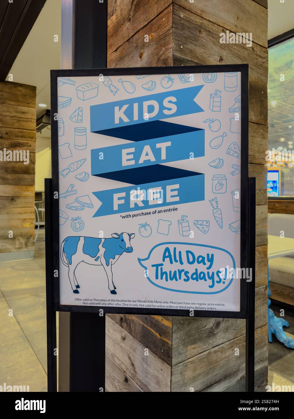 Schild vor dem Mendocino Farms Restaurant, einer zwanglosen Fast-Service-Restaurantkette in Rice Village, Houston, Texas, USA. Stockfoto