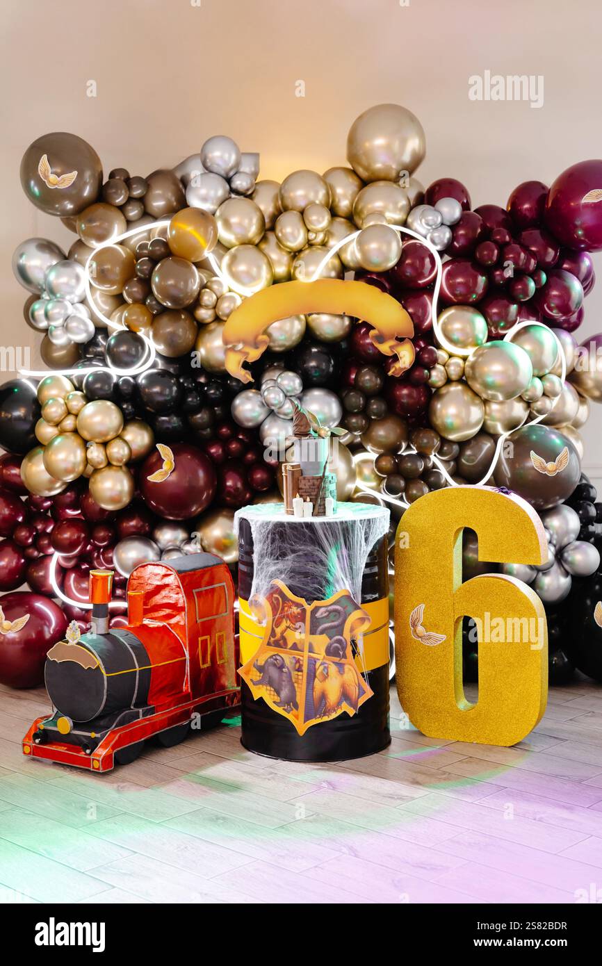 Bunte Ballons, eine Pappbahn und magische Symbole schaffen eine skurrile Atmosphäre für eine sechste Geburtstagsfeier Stockfoto