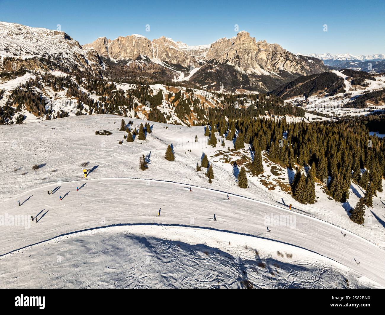 Sella Ronda Gruppe. Italienische Dolomiten Drohnenblick im Winter Schnee Ski sonnige Tage. Sella Ronda Marmolada . Luftlandschaft der verschneiten italienischen Alpen Stockfoto