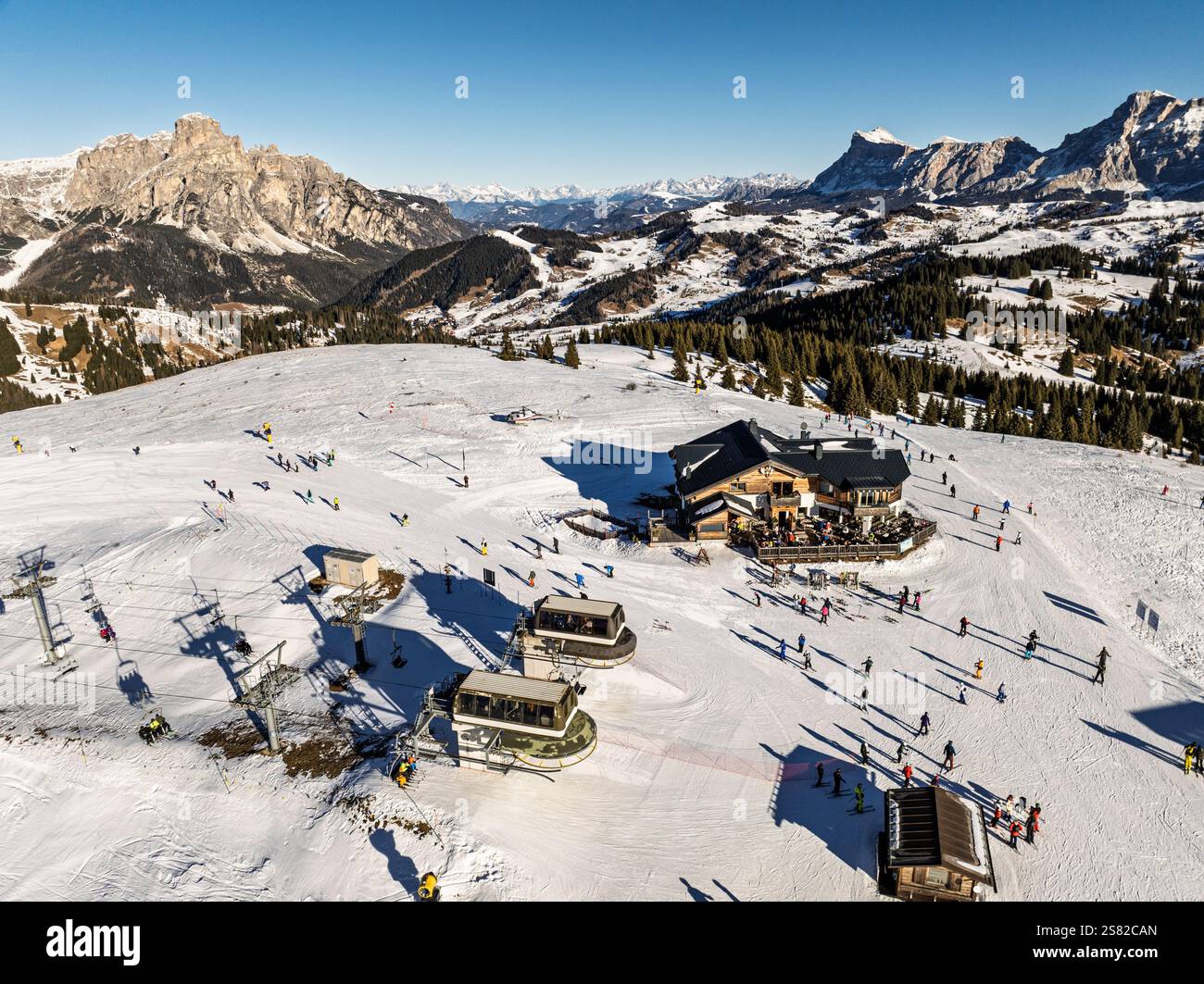Sella Ronda Gruppe. Italienische Dolomiten Drohnenblick im Winter Schnee Ski sonnige Tage. Sella Ronda Marmolada . Luftlandschaft der verschneiten italienischen Alpen Stockfoto