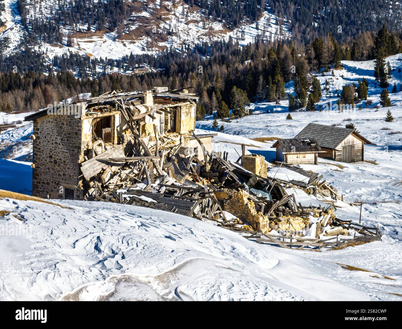 Sella Ronda Gruppe. Italienische Dolomiten Drohnenblick im Winter Schnee Ski sonnige Tage. Sella Ronda Marmolada . Luftlandschaft der verschneiten italienischen Alpen Stockfoto