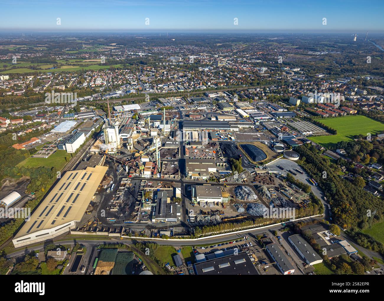 Luftaufnahme, Aurubis AG Kupferhütte und Kupferrecycler, Blick auf das Stadtzentrum, Fernsicht, Gahmen, Lünen, Ruhrgebiet, Nordrhein-Westfalen, G Stockfoto