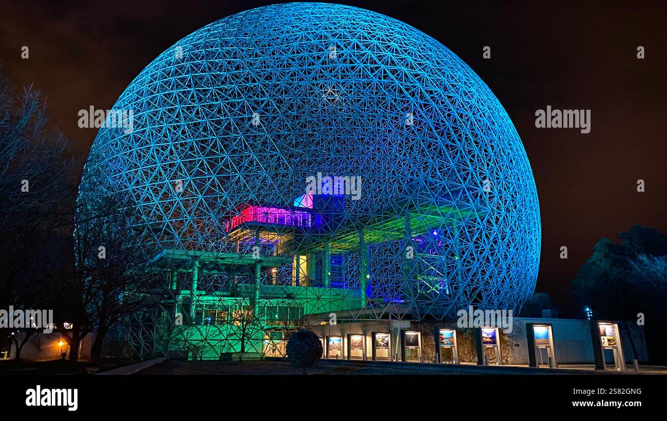 Montreals Biosphäre im Parc Jean-Drapeau bei Nacht. Stockfoto