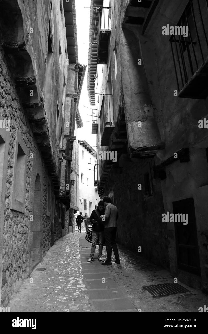 Albarracin, Teruel, Spanien - 6. Januar 2025: Enge Straße mit schönen alten Häusern in Albarracin Stadt, Teruel, Spanien Stockfoto