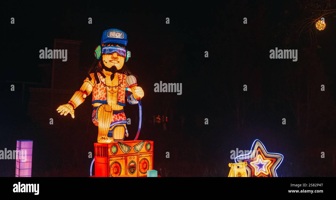 Peking, China. Zigong Lantern Festival In Peking. Nationale Farbe. Farb-Laterne in Form eines B-Boy-Breakboy. Tänzerin Des Breakdance. Abbildung Von Stockfoto