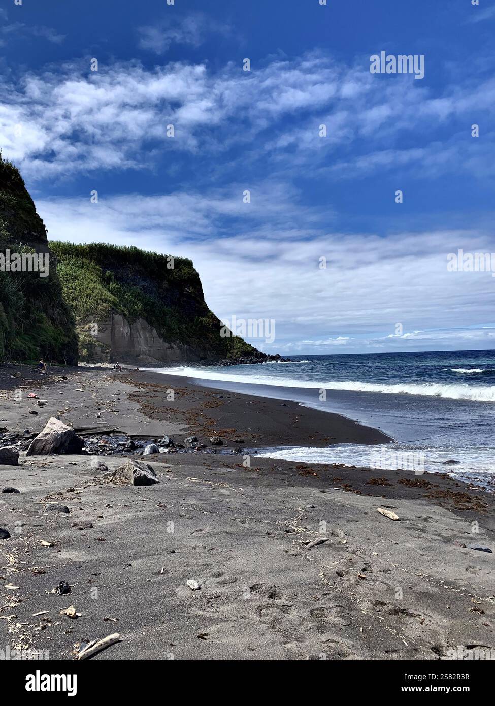 Das Meer ist ein wunderschöner Ort. Es gibt eine spektakuläre Landschaft mit blauem Himmel und Klippen. - Smartphone-aufgenommenes Stockfoto