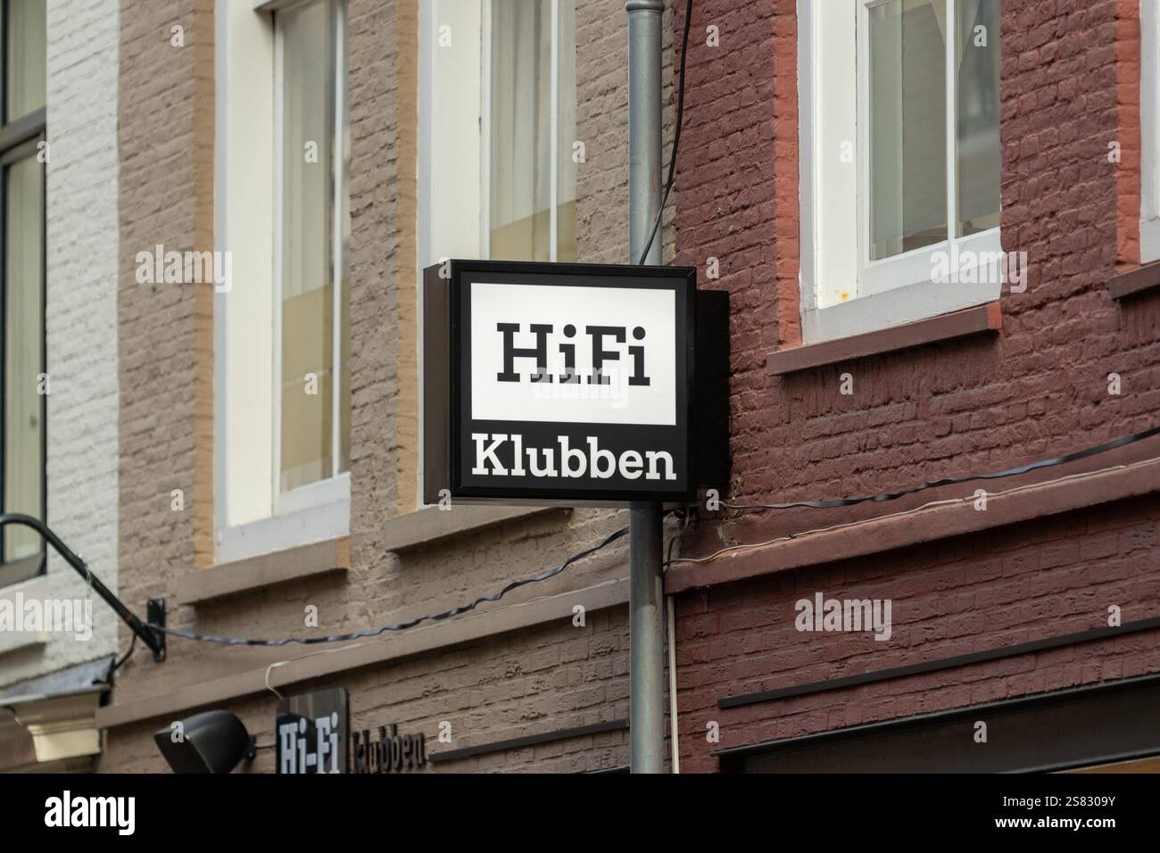 Utrecht Niederlande, 11. märz 2023. HiFi Klubben Shop Logo über dem Eingang, der größte Spezialist für Bild- und Tongeschäft. Stockfoto