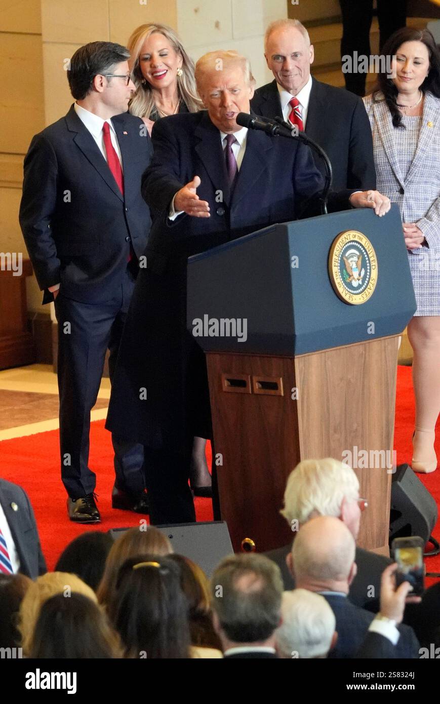 Januar 2025; Washington, DC, USA; Präsident Donald Trump übergibt gegenüber Gouverneur Greg Abbott in der Emancipation Hall im Anschluss an die feierliche Amtseinführung des Präsidenten im US-Kapitol 2025 eine Rede. Hinter Trump stehen von links, der Sprecher des Repräsentantenhauses Mike Johnson, R-La., seine Frau Kelly Johnson, der Repräsentant des Repräsentantenhauses Steve Scalise, R-La. Und seine Frau, Jennifer Scalise. FOTO AM POOL. Obligatorische Gutschrift: Jasper Colt-USA TODAY Stockfoto