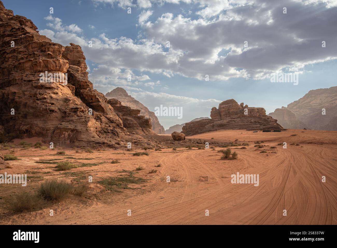 Wüstenlandschaft von Wadi Rum im Nahen Osten. Wunderschöne Landschaft von Sandy Surface mit felsigen Formationen im Süden Jordaniens. Stockfoto