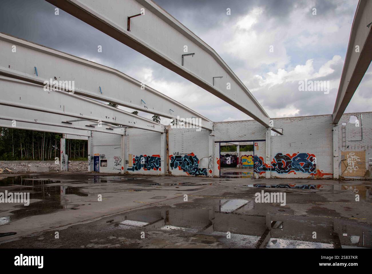 Sichtbetonbalken eines verlassenen und halb abgerissenen Fabrikgebäudes in Paimio, Finnland Stockfoto