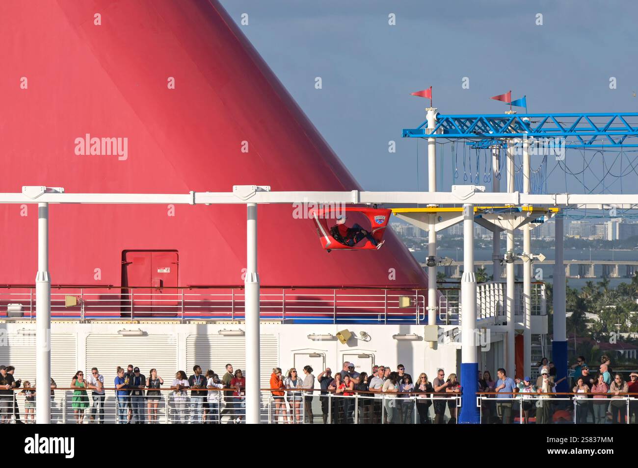 Miami, Florida, USA - 4. Januar 2025: Passagiere auf Deck des Kreuzfahrtschiffs Carnival Horizon verlassen den Hafen von Miami zu Beginn einer Kreuzfahrt Stockfoto