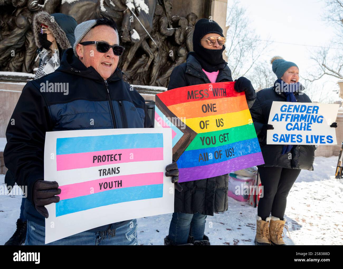 Januar 2025. Boston, MA etwa 50 Personen, die an einem Tag der Einweihung teilnahmen, sind gegenüber dem Massachusetts State House zu sehen. Die Sprecher sagten, der Sprung Stockfoto