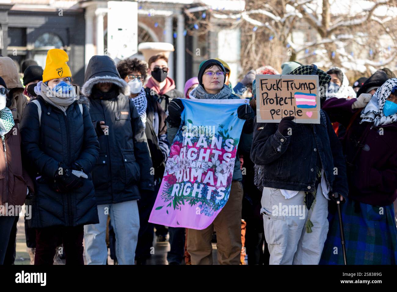 Januar 2025. Boston, MA etwa 50 Personen, die an einem Tag der Einweihung teilnahmen, sind gegenüber dem Massachusetts State House zu sehen. Die Sprecher sagten, der Sprung Stockfoto