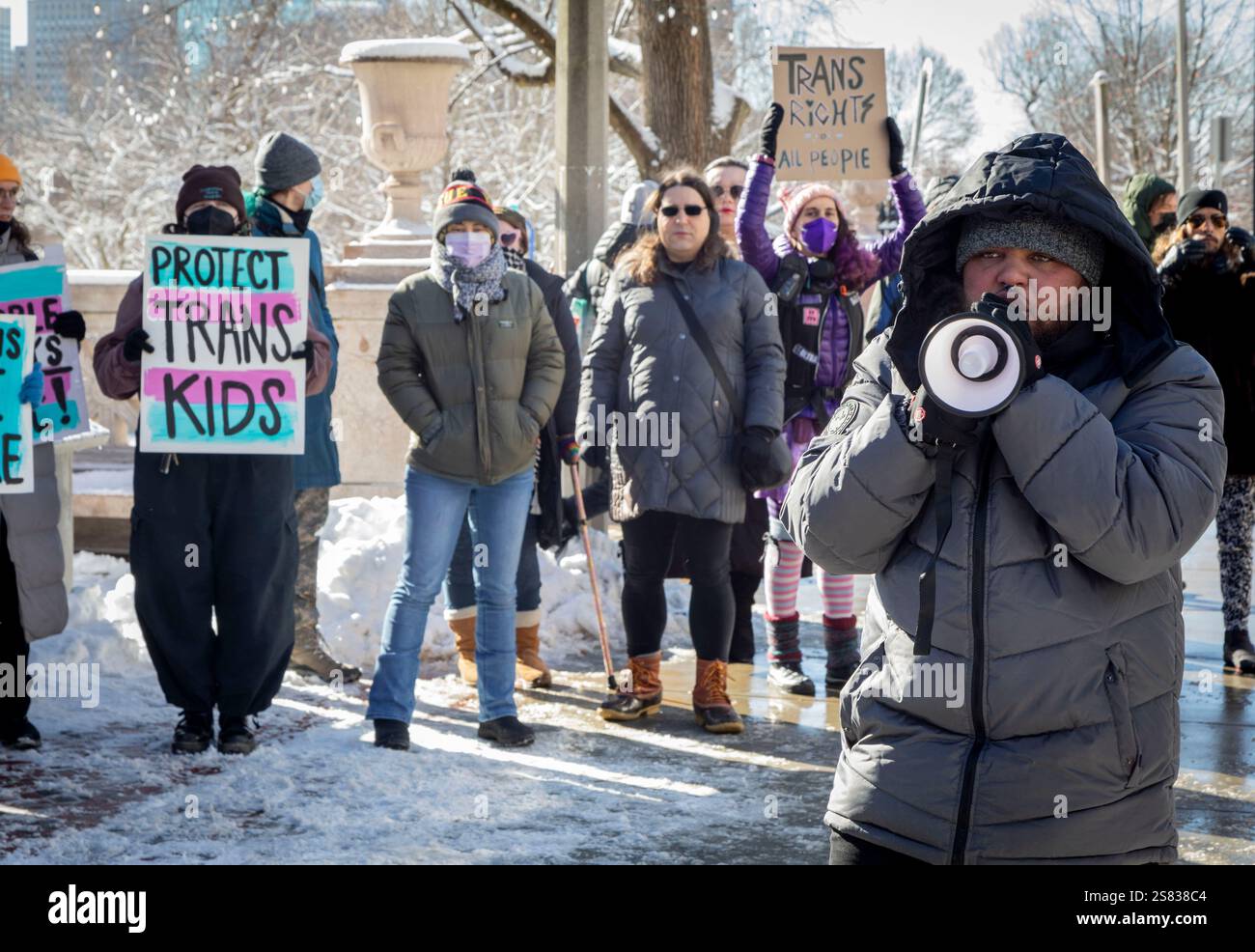 Januar 2025. Boston, MA etwa 50 Personen, die an einem Tag der Einweihung teilnahmen, sind gegenüber dem Massachusetts State House zu sehen. Die Sprecher sagten, der Sprung Stockfoto