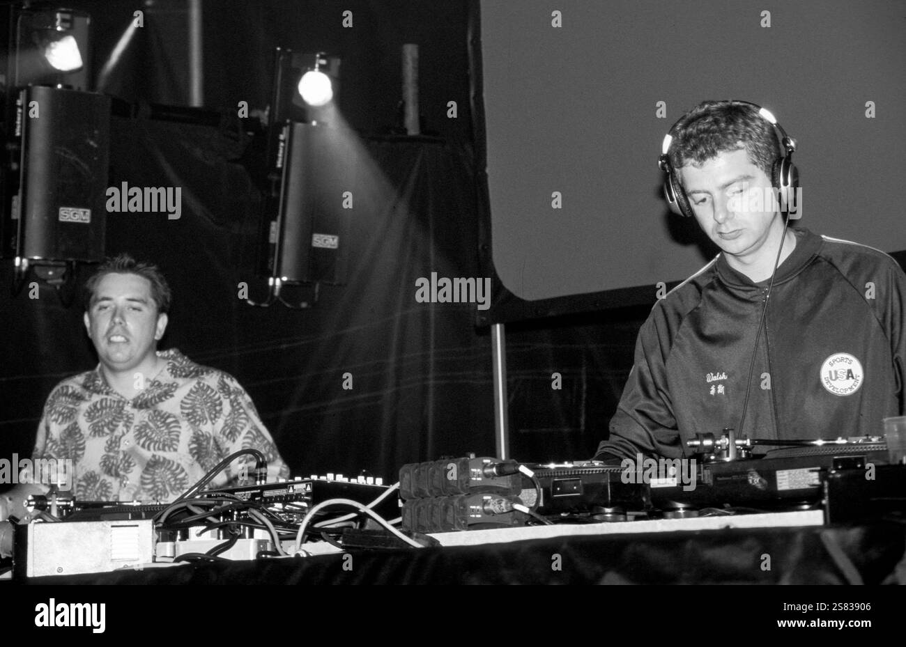 Layo Und Bushwacka! Live beim Homelands Festival in Winchester, England am 26. Mai 2001. Foto: Rob Watkins. INFO: Layo & Bushwacka! Waren ein britisches DJ- und Produktionsduo, bekannt für seine einflussreichen Beiträge zu House, Techno und elektronischer Musik. Ihr unverkennbarer Deep House Sound, energiegeladene Auftritte und ikonische Tracks prägten die Underground-Tanzszene in den frühen 2000er Jahren Stockfoto