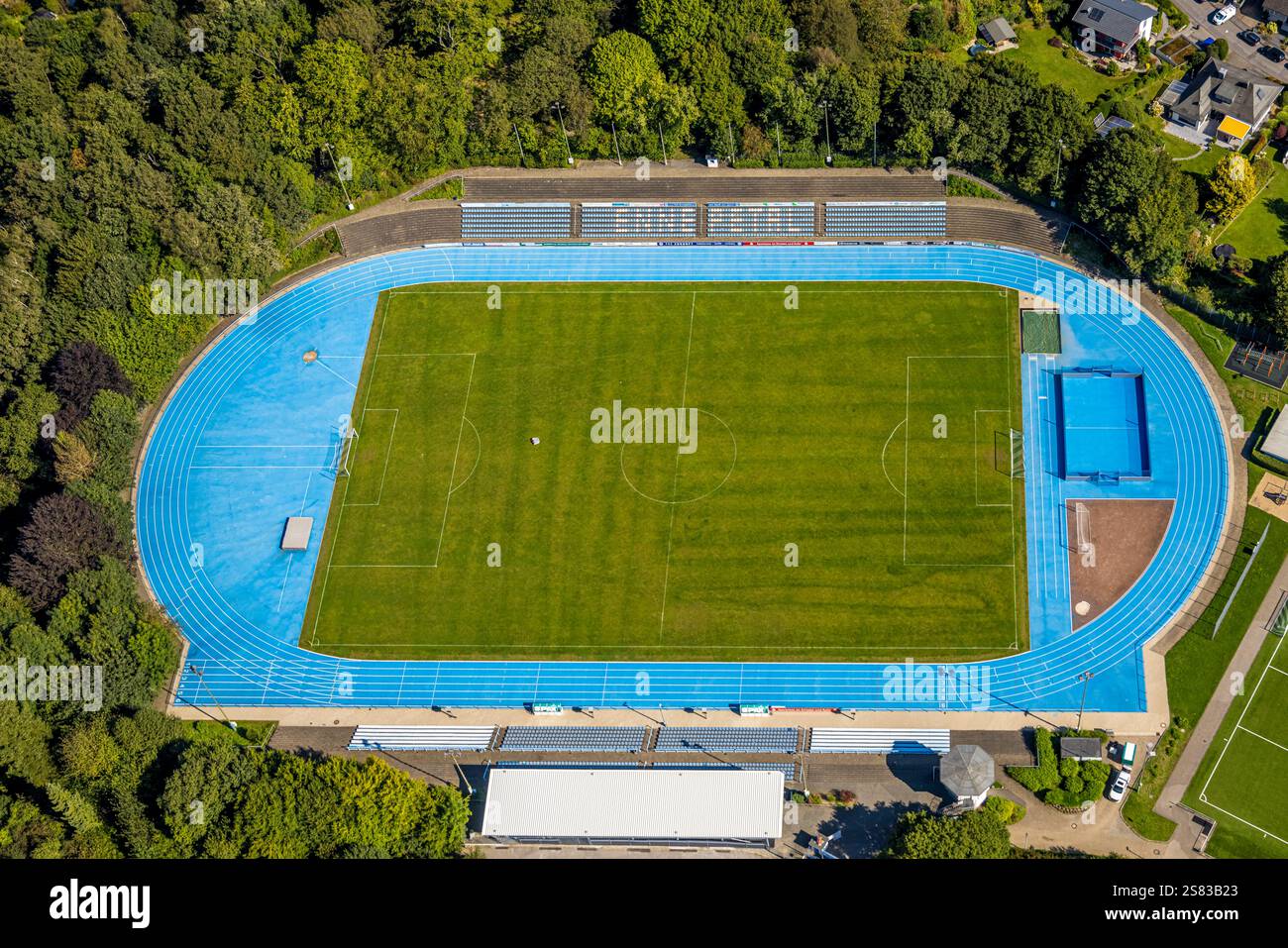 Aus der Vogelperspektive, Bremenstadion-Fußball- und Leichtathletikstadion des Sportclubs TuS Ennepetal 1911 e.V., Seitenfeld, Tribüne und blaue Laufbahn, Stockfoto