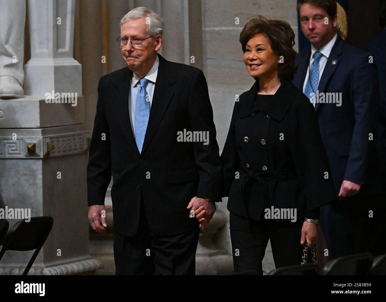 WASHINGTON, DC - 20. JANUAR: Senator Mitch McConnell (R-KY) kommt mit seiner Frau, dem ehemaligen US-Verkehrsminister Elaine Chao, vor der 60. Eröffnungszeremonie, bei der Donald Trump am 20. Januar 2025 als 47. Präsident vereidigt wird, im US-Kapitol Rotunda in Washington, DC. (Foto: Ricky Carioti/Pool/SIPA USA) Credit: SIPA USA/Alamy Live News Stockfoto