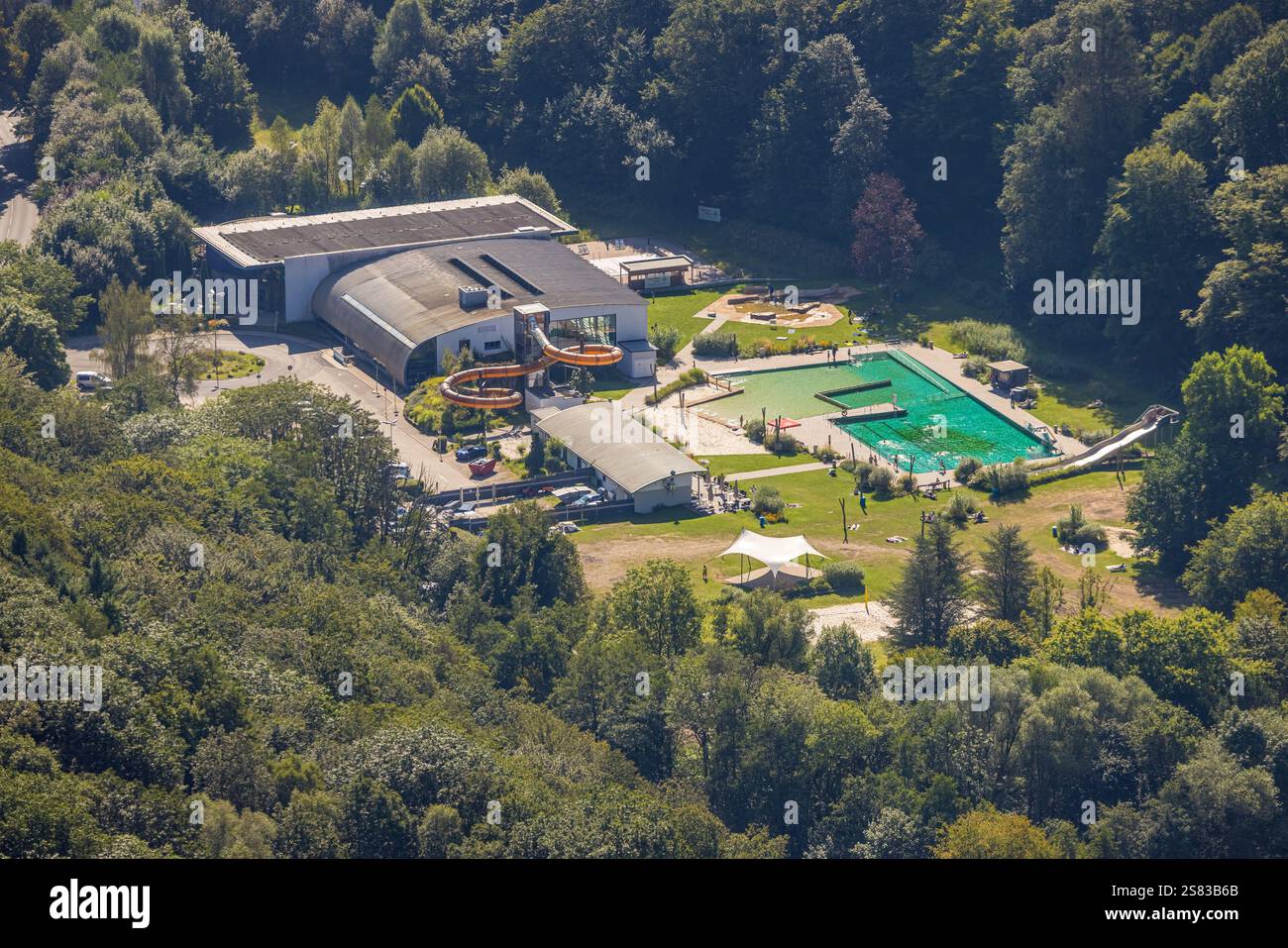 Blick aus der Vogelperspektive, Klutertbad Freibad und Hallenbad mit Wasserrutsche, Naturschwimmbad, Altenvoerde, Ennepetal, Ruhrgebiet, Nordrhein-Westfalen Stockfoto
