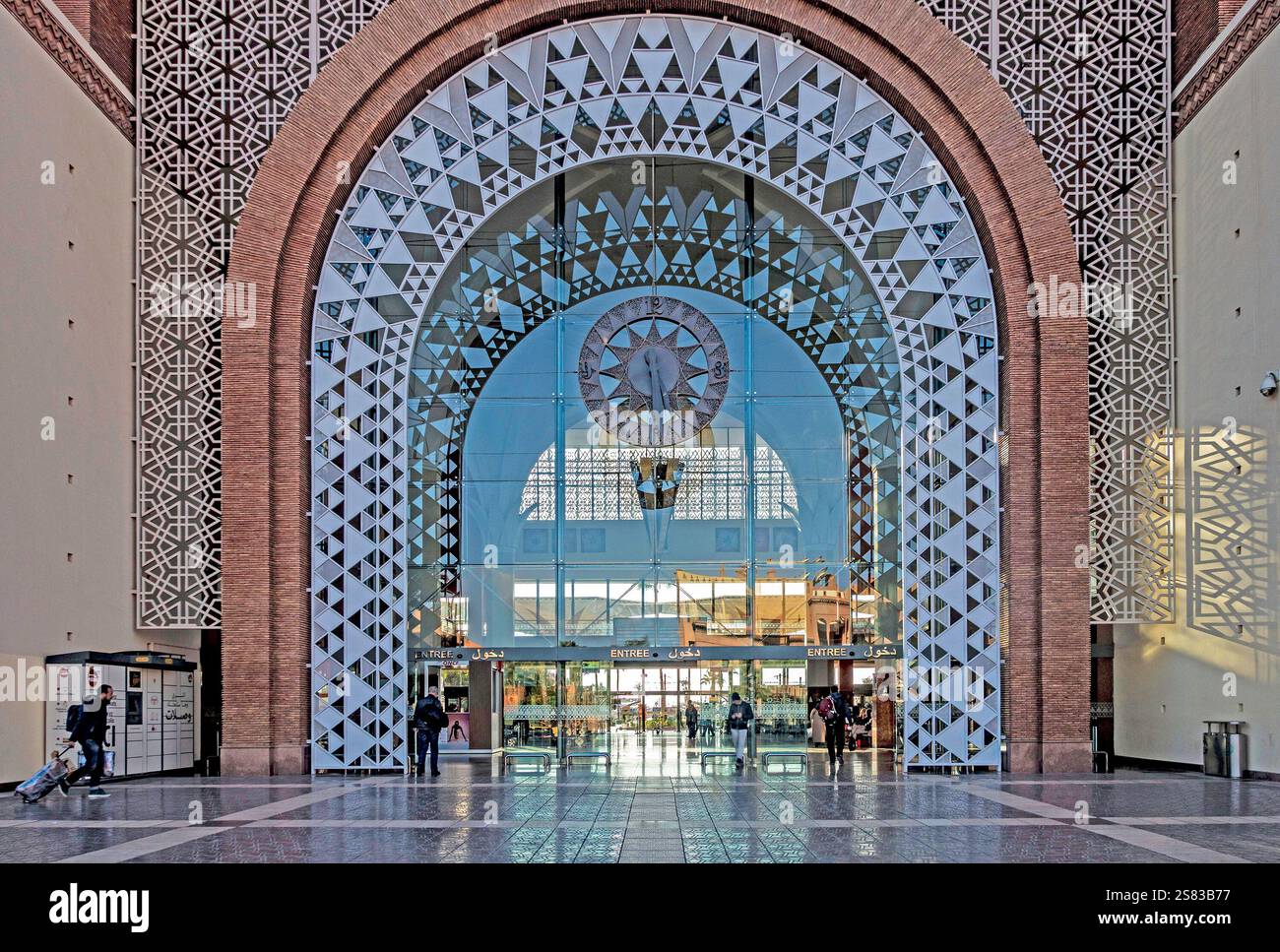 Der Eingang zum Bahnhof Marrakesch in Marokko. Stockfoto