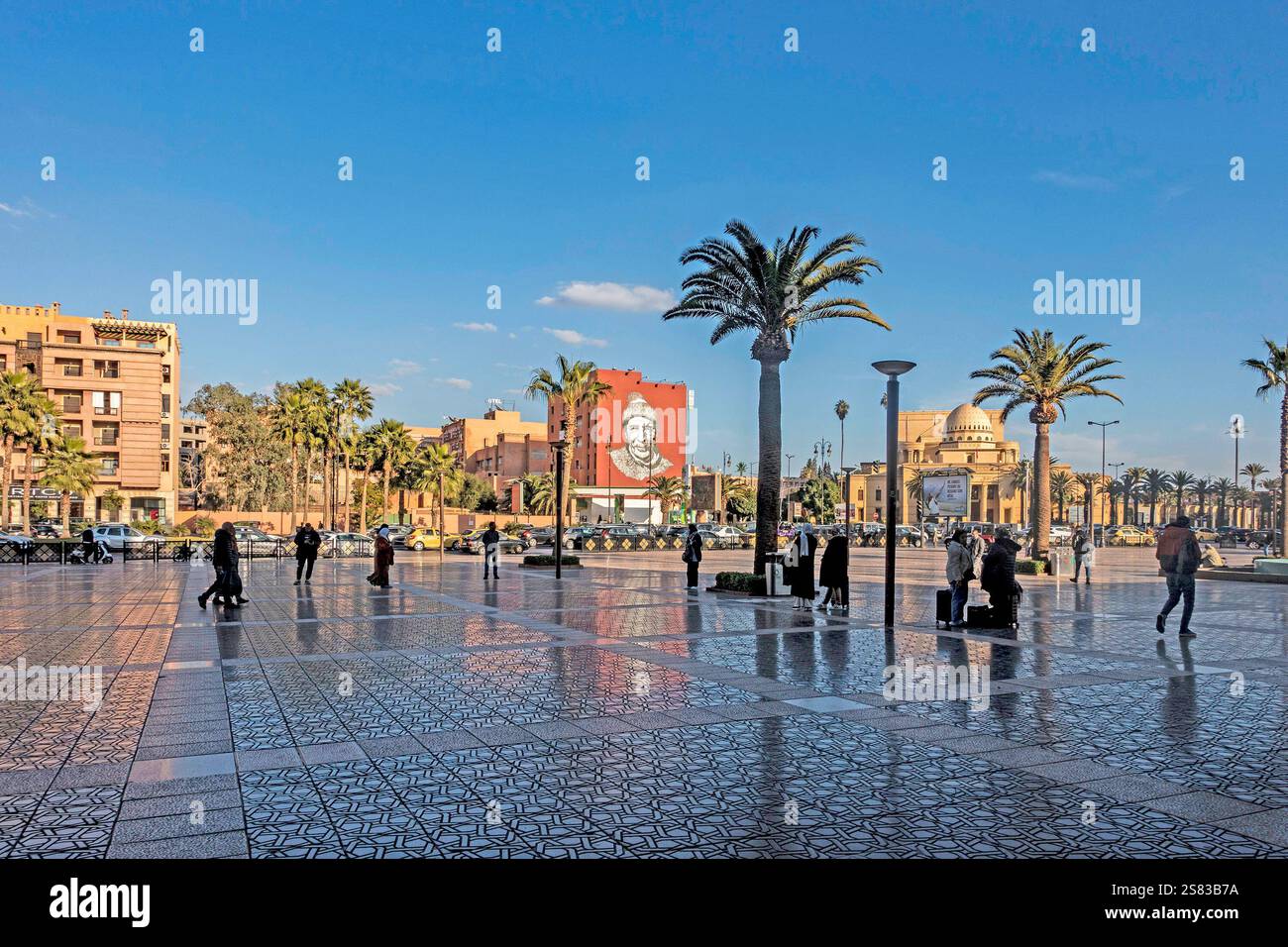 Der öffentliche Raum vor dem marokkanischen Bahnhof Marrakesch und gegenüber zeigt ein Wandgemälde von Hendrik Beikrich eine Hommage an eine verschwindende Lebensweise Stockfoto
