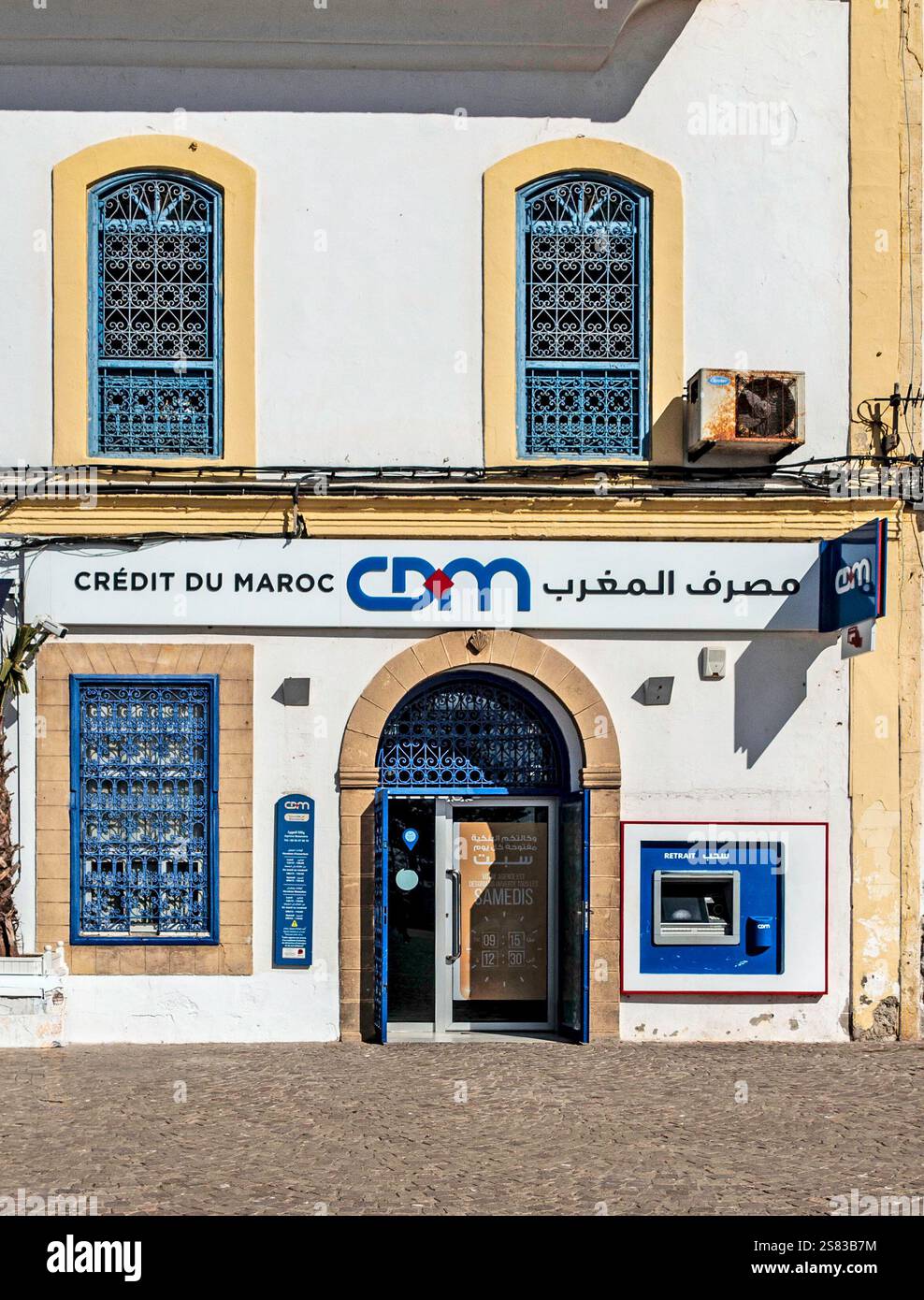 Eine Filiale der Credit du Maroc in Essaouira, Marokko, die Bank- und Versicherungsdienstleistungen anbietet Stockfoto