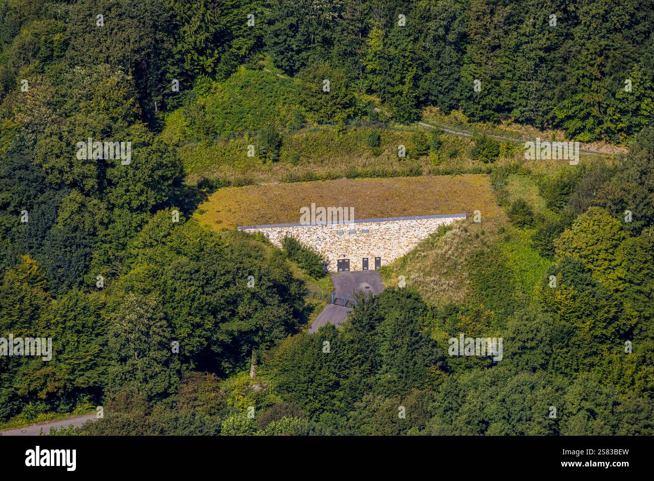 Aus der Vogelperspektive, Trinkwasserspeicher am Talsperrenweg, Waldgebiet, Voerde, Ennepetal, Ruhrgebiet, Nordrhein-Westfalen, Deutschland Stockfoto