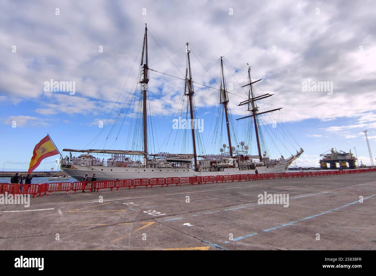 Santa Cruz de Teneriffa, Kanarische Inseln, Spanien, 20.01.2025: Hafen: Spanisches Marine-Schulschiff Juan Sebastián Elcano in Teneriffa: Das Schiff kurz vor dem Auslaufen. *** Santa Cruz de Teneriffa, Kanarische Inseln, Spanien, 20 01 2025 Port Ausbildungsschiff der spanischen Marine Juan Sebastián Elcano auf Teneriffa das Schiff kurz vor Abflug Copyright: XdtsxNachrichtenagenturx dts 56175 Stockfoto