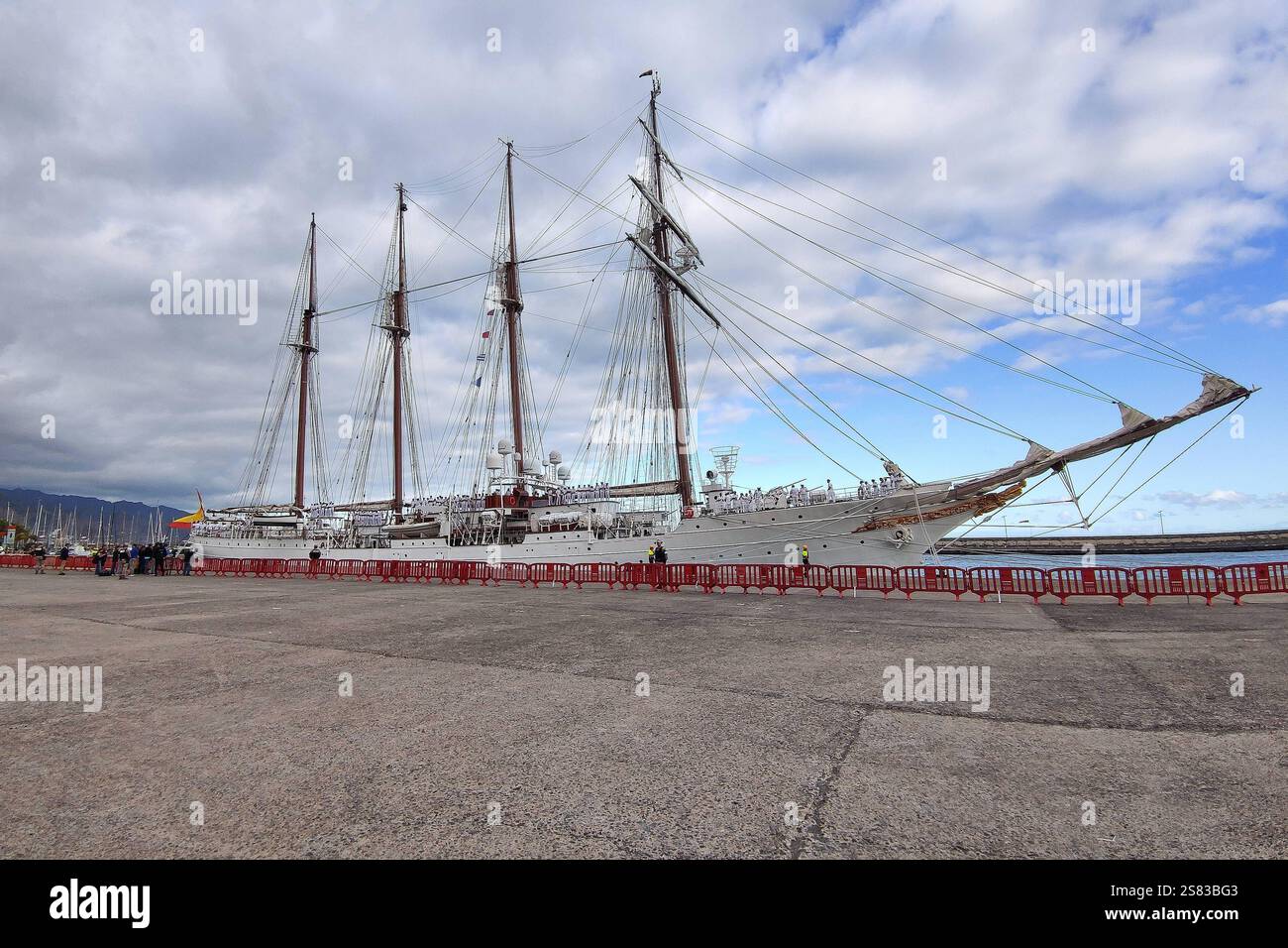 Santa Cruz de Teneriffa, Kanarische Inseln, Spanien, 20.01.2025: Hafen: Spanisches Marine-Schulschiff Juan Sebastián Elcano in Teneriffa: Das Schiff kurz vor dem Auslaufen. *** Santa Cruz de Teneriffa, Kanarische Inseln, Spanien, 20 01 2025 Port Ausbildungsschiff der spanischen Marine Juan Sebastián Elcano auf Teneriffa das Schiff kurz vor Abflug Copyright: XdtsxNachrichtenagenturx dts 56178 Stockfoto