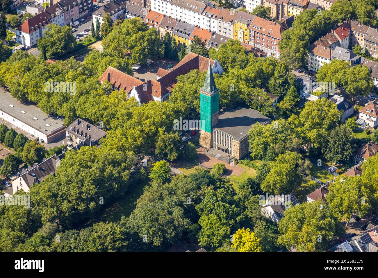Luftaufnahme, Baustelle der Paulskirche in Bulmke mit überdachtem Kirchturm, Carl-Friedrich-Gauß-Gymnasium, Bulmke-Hüllen, Gelsenkirchen, Stockfoto