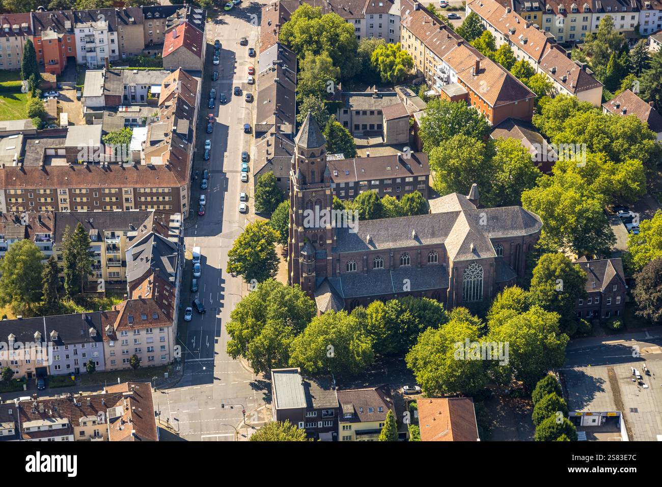 Luftaufnahme, katholische Kirche Heilige Familie, Wohngebiet Wanner Straße, Bulmke-Hüllen, Gelsenkirchen, Ruhrgebiet, Nordrhein-Westfalen, Deutschland Stockfoto