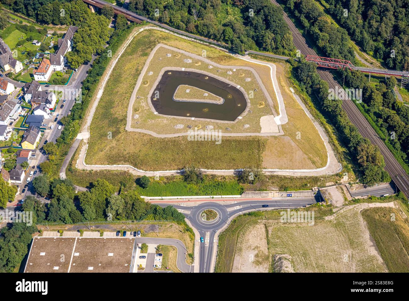 Luftansicht, Teich an der Ostpreußenstraße beim Gewerbepark Schalker Verein, Europastraße, Bulmke-Hüllen, Gelsenkirchen, Ruhrgebiet, Nordrhein-Westp Stockfoto