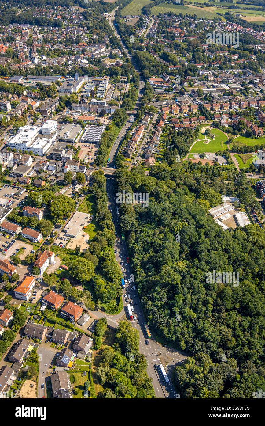 Luftaufnahme, Wohngebiet an der Essener Straße B224, Wald- und zentrale Unterkunftseinrichtung (ZUE) für Flüchtlinge Festwiese und Festplatz, Butendorf, Stockfoto