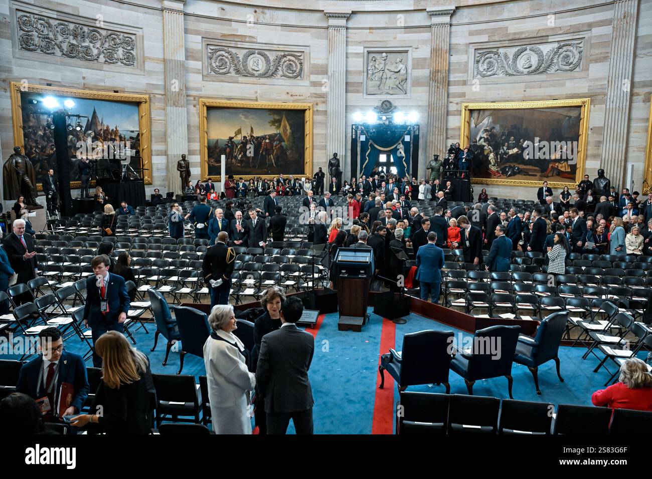 Washington, DC, USA. Januar 2025. NYTINAUG25 -- Susie Wiles, Elaine Chao und Vivek Ramaswamy vor der Amtseinführung von Donald Trump als 47. Präsident der Vereinigten Staaten findet in der Kapitolrotunde des Kapitolgebäudes in Washington, DC am Montag, 20. Januar 2025 statt. Es ist die 60. Amtseinführung des US-Präsidenten und die zweite nicht aufeinanderfolgende Amtseinführung von Trump als US-Präsident. (Foto: Kenny Holston/Pool/SIPA USA) Credit: SIPA USA/Alamy Live News Stockfoto