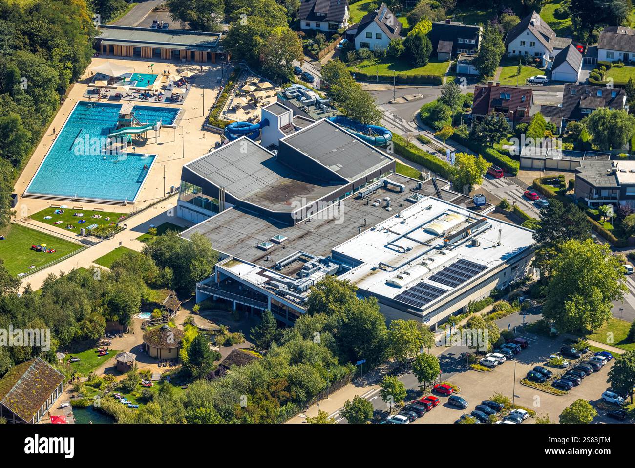 Luftansicht, Schwimmen im Gevelsberg Schwimmbad, Außen- und Innenpool, Klostermark Gevelsberg, Ruhrgebiet, Nordrhein-Westfalen, Deutschland Stockfoto