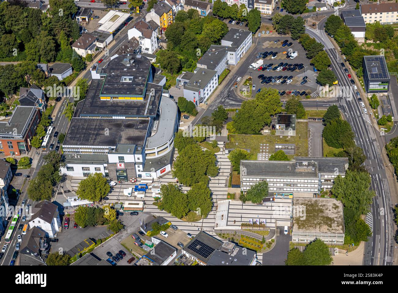 Luftsicht, Einkaufszentrum mit Kaufland Supermarkt, Vendomer Platz mit Wochenmarkt, Rathaus, Parkplatz großer Markt, Gevelsberg, Ruhrgebiet, Stockfoto